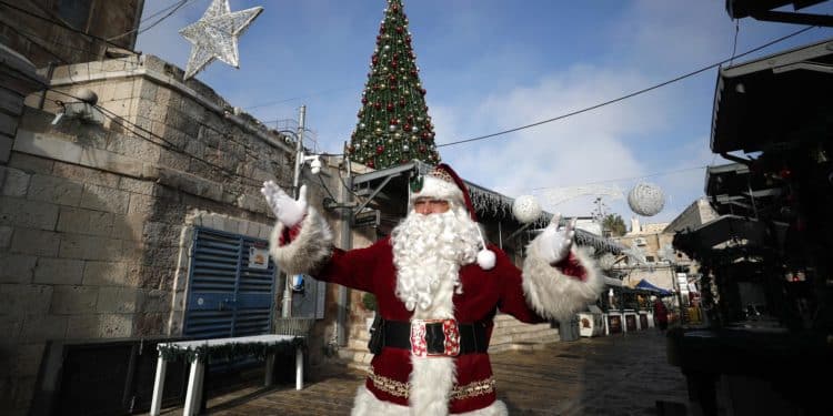 Jerusalem (Israel), 22/12/2022.- Issa Kassissieh, dressed as Santa Claus, greets people ahead of Christmas celebrations in Jerusalem's old city, 22 December 2022. (Estados Unidos, Jerusalén) EFE/EPA/ATEF SAFADI