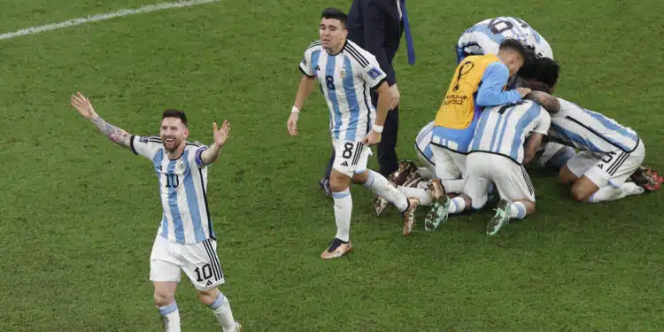 GR7123. LUSAIL (CATAR), 18/12/2022.- Lionel Messi de Argentina celebra al ganar la serie de penaltis hoy, en la final del Mundial de Fútbol Qatar 2022 entre Argentina y Francia en el estadio de Lusail (Catar). EFE/ Alberto Estevez