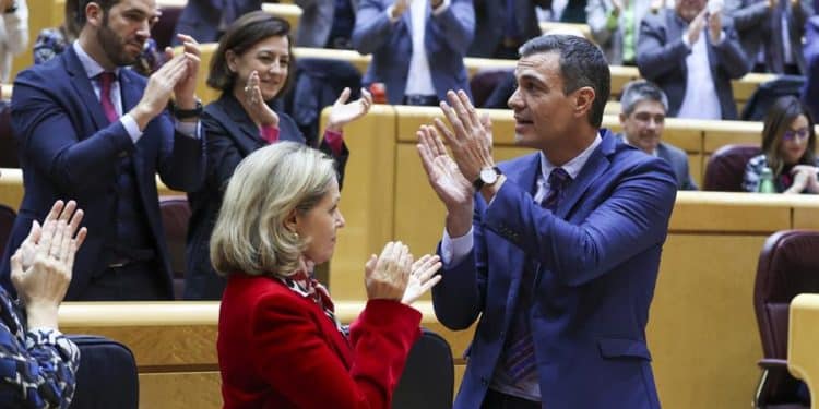 El presidente del Gobierno, Pedro Sánchez es aplaudido por su grupo tras intervenir en el pleno del Senado, este miércoles en Madrid. EFE/Kiko Huesca