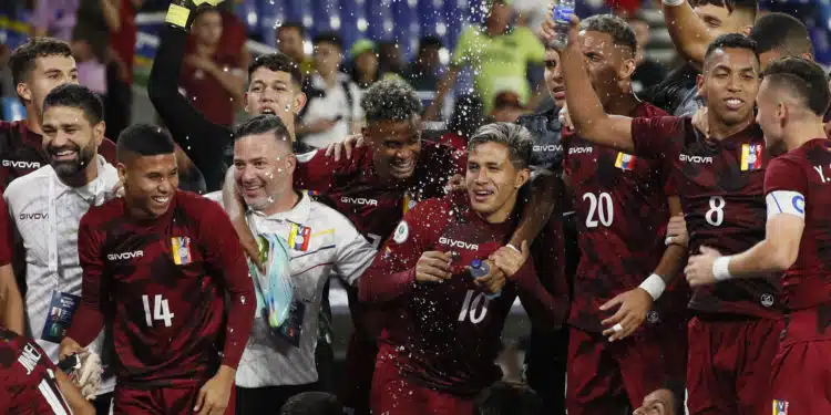 AMDEP832. CALI (COLOMBIA), 28/01/2023.- Jugadores de Venezuela celebran al vencer a Chile hoy, en un partido de la fase de grupos del Campeonato Sudamericano Sub'20 entre las selecciones de Venezuela y Chile en el estadio Pascual Guerrero en Cali (Colombia). EFE/ Carlos Ortega