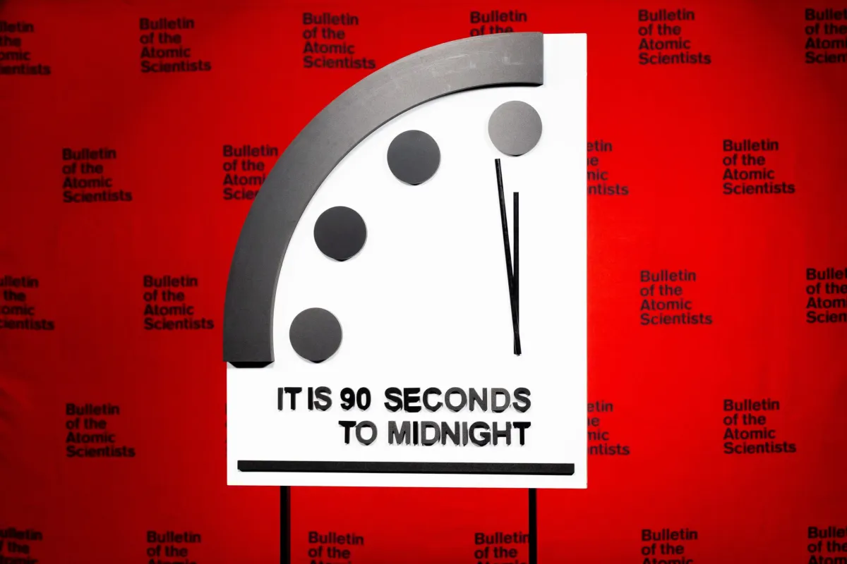 Cambios de mil millones brillo El “reloj del fin del mundo” avanza 90 segundos