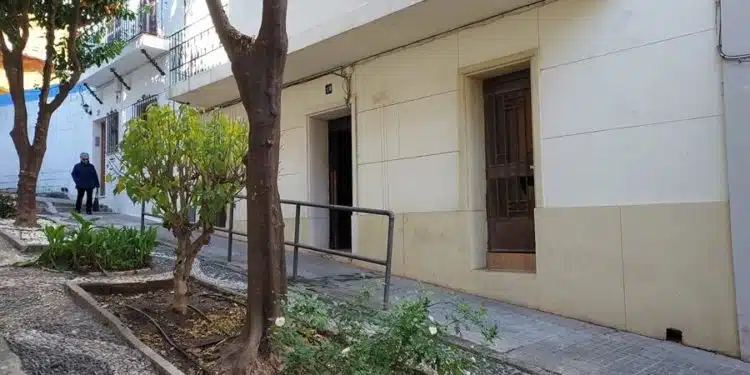 Vivienda donde residia,Yasin Kanza, el marroquí de 25 años detenido este miércoles en Algeciras (Cádiz) tras haber matado con un machete a un sacristán y herido a otras cuatro personas, entre ellas un sacerdote, residía en España desde 2019 y desde el pasado mes de junio tenía pendiente su expulsión al estar en situación irregular. EFE/ Isabel Laguna