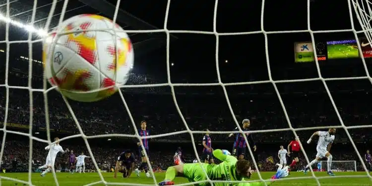 Imagen referencial / El portero del FC Barcelona Ter Stegen encaja el primer gol de Karim Benzema (d), del Real Madrid, durante el partido de vuelta de la semifinal de la Copa del Rey de fútbol que FC Barcelona y Real Madrid en el Camp Nou. EFE/Enric Fontcuberta