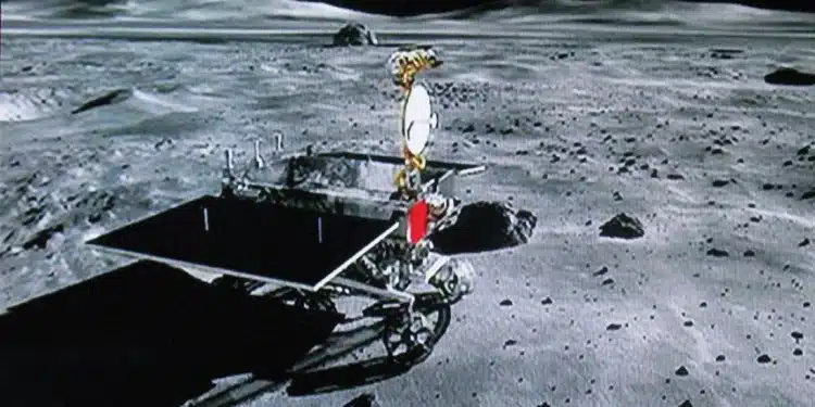 EL ROBOT EXPLORADOR CHINO 'YUTU' RECORRE LA SUPERFICIE LUNAR EN BUSCA DE MUESTRAS / FOTO: AP