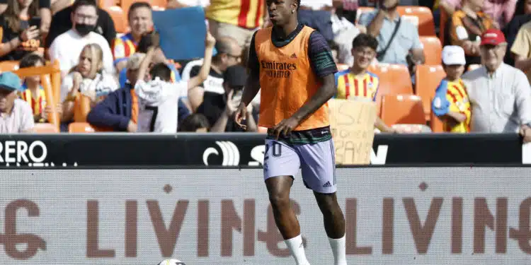 VALENCIA 21/05/2023.- El delantero brasileño del Real Madrid Vínicius Júnior durante el calentamiento previo al partido correspondiente a la jornada 35 de LaLiga Santander que disputan Valencia CF y Real Madrid este domingo en Mestalla (Valencia). EFE/ Biel Alino