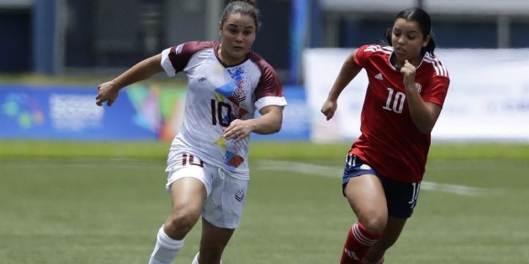 Amelie Araya (d) de Costa Rica disputa el balón con Marianyela Jiménez de Venezuela hoy, un partido de la ronda preliminar de fútbol femenino durante los Juegos Centroamericanos y del Caribe en San Salvador (El Salvador). EFE/ Rodrigo Sura