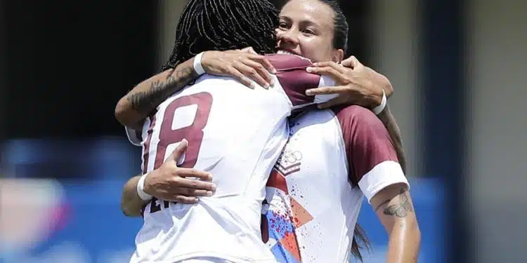 Vinotinto femenina