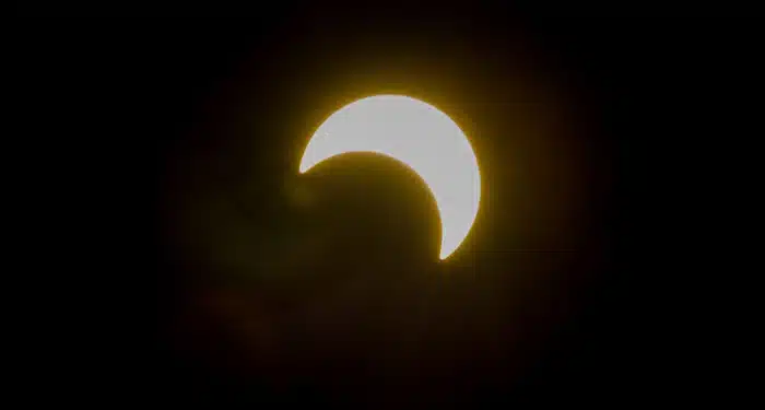 CARACAS (VENEZUELA), 14/07/2023.- Vista hoy del eclipse solar parcial desde Caracas (Venezuela). EFE/ MIGUEL GUTIÉRREZ