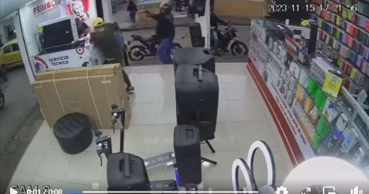 Sicario dispara contra un hombre en una tienda de celulares en Colombia (+video sensible)