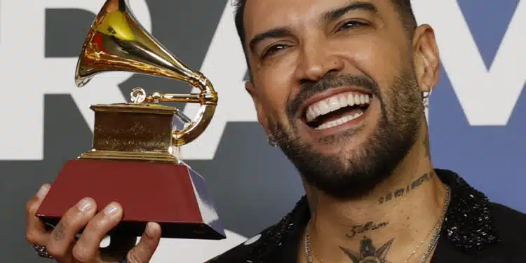 SEVILLA, 16/11/2023.- El cantante venezolano Luis Fernando Borjas posa con el premio al Mejor Álbum Tropical Contemporáneo, durante la gala anual de los Latin Grammy que se celebra este jueves en Sevilla. EFE/Jose Manuel Vidal