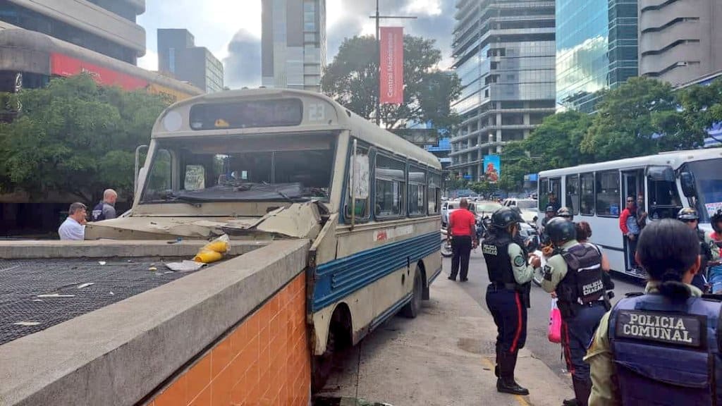 Autobús de pasajeros perdió los frenos en Altamira y chocó contra un muro (+fotos)