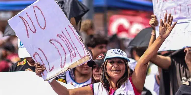 Manifestantes se reúnen para protestar contra los planes económicos del presidente Javier Milei en el partido de La Matanza, provincia de Buenos Aires (Argentina). Con ollas populares y marchas con tambores, los manifestantes rechazaron el Decreto de Necesidad y Urgencia, sancionado por Milei el pasado 20 de diciembre. EFE/ Juan Ignacio Roncoroni