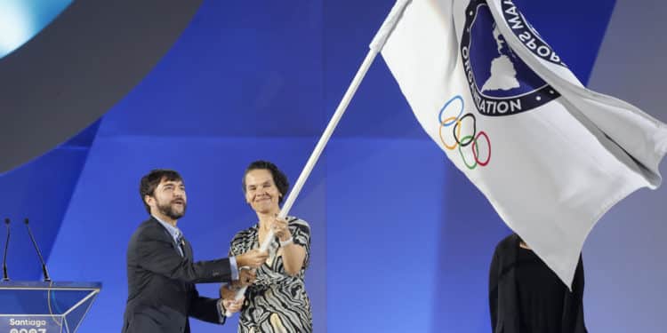 El exalcalde de Barranquilla (Colombia) Jaime Pumarejo (i), y la ministra del Deporte de Colombia Astrid Rodríguez con la bandera de los Juegos Panamericanos, en una fotografía de archivo. EFE/ Ailen Díaz