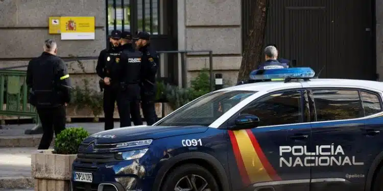 Agentes de la Policía Nacional permanecen frente al Ministerio de Defensa de España después de que se enviaran al ministerio presuntos artefactos explosivos ocultos en sobres, tras otros paquetes enviados a objetivos relacionados con el apoyo español a Ucrania, en medio de la invasión rusa de Ucrania, en Madrid, España. 1 de diciembre de 2022. REUTERS/Juan Medina