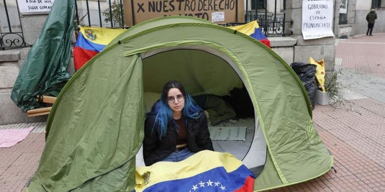 La joven venezolana Lorena Lima mantiene en Madrid una huelga de hambre "indefinida" desde la noche del viernes pasado para exigir la apertura del registro de votantes en los consulados de su país con vistas a las elecciones presidenciales del 28 de julio. EFE/ Chema Moya