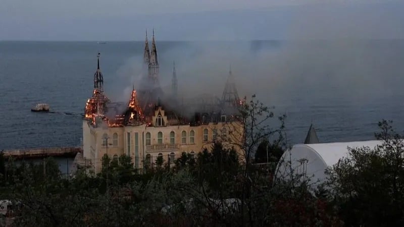 Arde el ‘castillo de Harry Potter’ en Ucrania tras ser alcanzado por un ataque ruso (+fotos y video)