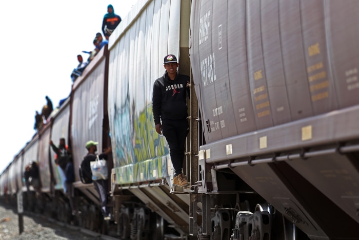 Migrantes que llegan en tren a Ciudad Juárez deambulan por el río Bravo: “No es fácil, pero uno lo hace por la familia”