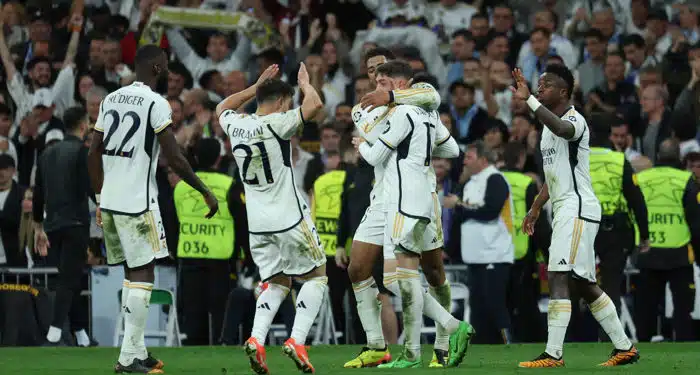 MADRID, 09/04/2024.- Los jugadores del Real Madrid celebran el tercer gol del equipo madridista durante el encuentro correspondiente a los cuartos de final de la Liga de Campeones que Real Madrid y Manchester City han disputado hoy martes en el estadio Santiago Bernabéu, en Madrid. EFE / Kiko Huesca.