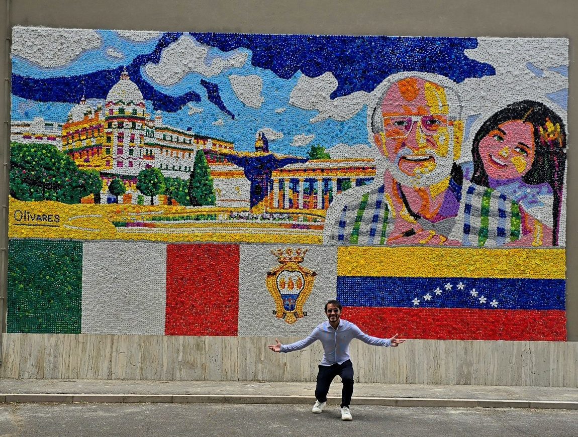 El artista venezolano Oscar Olivares compone en Italia un enorme ‘eco-mural’ con tapas