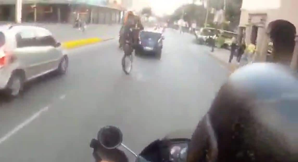 El aparatoso accidente que sufrieron dos policías en una moto en pleno centro de Caracas (+video)