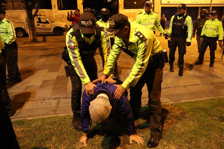 En fotos y video: las agresiones de la Policía de Ecuador al jefe de la Embajada de México en Quito