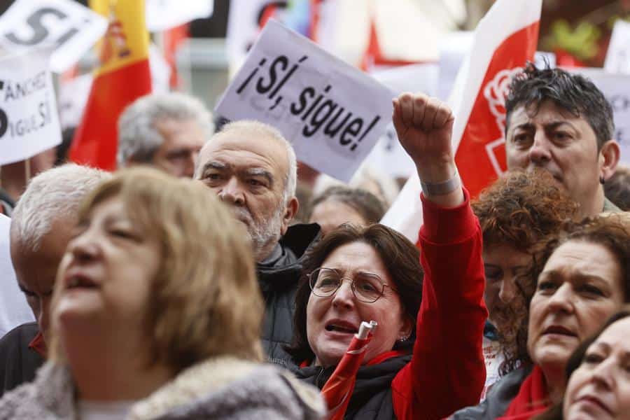 Unos 10.000 simpatizantes se concentran en Madrid para mostrar su apoyo a Sánchez