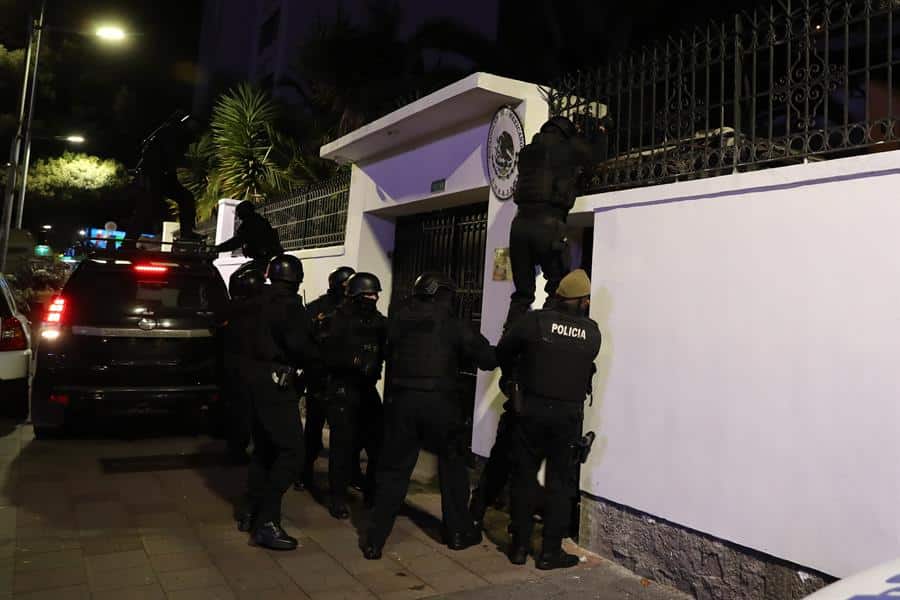 Ecuador irrumpe en la embajada de México y detiene al exvicepresidente Jorge Glas (+fotos y video)