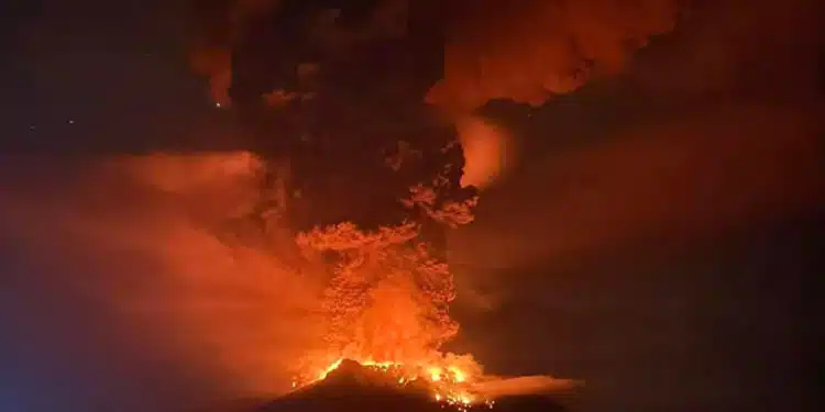 Fotografía cedida este miércoles por la Agencia Nacional de Gestión de Desastres de Indonesia, que muestra la actividad del volcán Ruang, en Tahulandang, en el archipiélago Sangihe (Indonesia). Las autoridades de Indonesia ordenaron este miércoles la evacuación de más de 800 residentes de una pequeña isla de la región central de Célebes a raíz del aumento de la actividad del volcán Ruang. EFE/Agencia Nacional de Gestión de Desastres