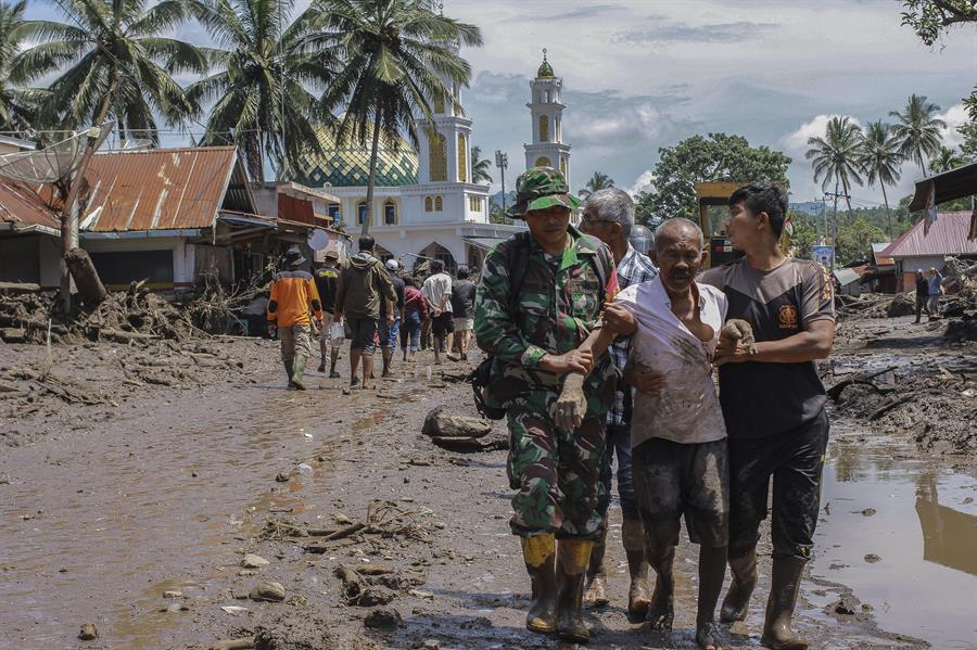 Al menos 43 fallecidos y 15 desaparecidos tras las riadas de agua y lava fría en Indonesia (+fotos y video)
