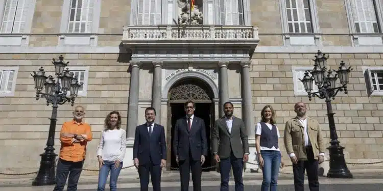 Todos los candidatos (de izq. a drch).: Carlos Carrizosa (Ciudadanos); Laia Estrada (CUP); Pere Aragonès (ERC); Salvador Illa (PSC); Ignacio Garriga (Vox); Jessica Albiach (Comuns Sumar); y Alejandro Fernández (PPC), de los partidos con representación parlamentaria que optan a presidir la Generalitat, salvo Carles Puigdemont (Junts), que sigue en el sur de Francia, han acudido este sábado a la cita con la Agencia EFE para la 'foto de familia' de la jornada de reflexión del 12M. EFE/Alberto Estévez