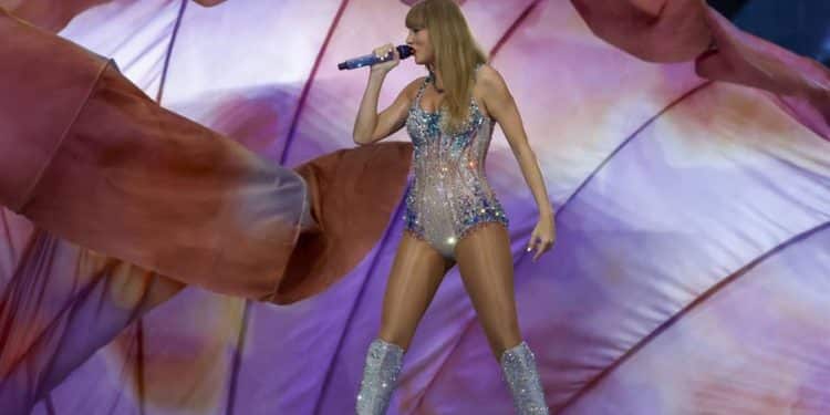 La cantante y compositora estadounidense Taylor Swift ofrece un concierto este miércoles en el estadio Santiago Bernabéu de Madrid. EFE/JUANJO MARTÍN