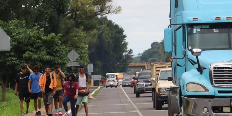 Migrantes caminan en las principales carreteras en la ciudad de Tapachula, estado de Chiapas (México). Activistas y migrantes varados en la frontera sur de México, el tercer país con más solicitantes de asilo del mundo, denunciaron que el Gobierno de Andrés Manuel López Obrador (2018-2024) ha sido "un sexenio de la muerte" a propósito del Día Mundial del Refugiado que se conmemora este jueves. EFE/Juan Manuel Blanco