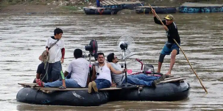 Migrantes cruzan el río Suchiate este miércoles, en la ciudad de Tapachula en el estado de Chiapas (México). El Gobierno mexicano y el de Estados Unidos presumen de caídas en los arrestos migratorios en la frontera común, pero esta realidad contrasta con el límite sur de México, donde se han triplicado los encuentros de migrantes irregulares en Chiapas, estado colindante con Centroamérica. EFE/ Juan Manuel Blanco