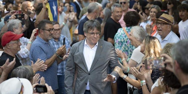 El expresidente de la Generalitat Carles Puigdemont, que sigue decidido a regresar próximamente a Cataluña, pese a que no le ha sido retirada la orden de detención nacional por las causas abiertas por el 'procés', asiste a un acto de apoyo de su partido Junts per Catalunya (JxCat) celebrado este sábado en Banys i Palaldà, Francia. EFE/David Borrat