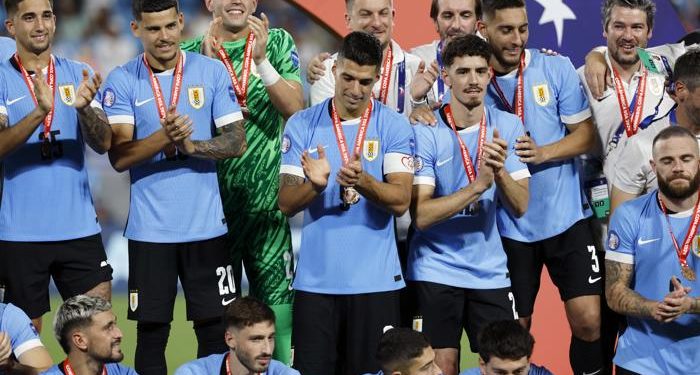 Charlotte (United States), 14/07/2024.- Team Uruguay captain Luis Suarez (C) and teammates applaud on the awards podium after defeating Canada at the CONMEBOL Copa America 2024 3rd place match in Charlotte, North Carolina, USA, 13 July 2024. EFE/EPA/ERIK S. LESSER