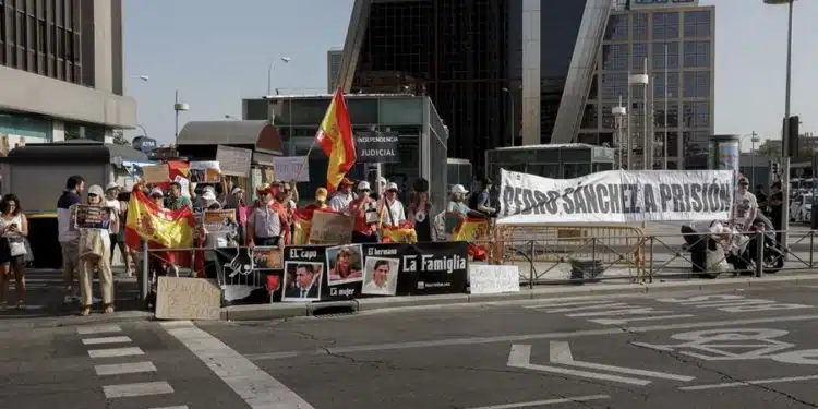 Varias personas protestan en las inmediaciones de los juzgados de Plaza de Castilla de Madrid donde la Begoña Gómez, mujer del presidente del Gobierno, Pedro Sánchez, comparecerá este viernes ante el juez como investigada por presuntos delitos de tráfico de influencias y corrupción en los negocios tras aplazarse su anterior declaración el pasado 5 de julio.EFE/ Zipi