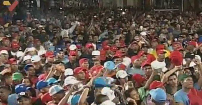 Chavistas se movilizan a Miraflores a la espera de los resultados electorales (+videos)