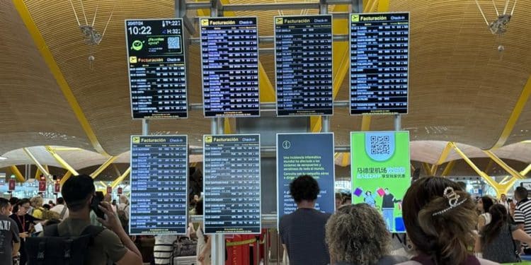 Vista del aeropuerto de Adolfo Suárez Madrid-Barajas este sábado. Los aeropuertos de España han recobrado este sábado la normalidad tras la incidencia global de Microsoft que afectó ayer a numerosas empresas en todo el mundo, dejando un balance de 400 vuelos cancelados en aeropuertos españoles, un 6,5% del total. En el caso del aeropuerto Adolfo Suárez Madrid-Barajas, sus terminales y pasillos han vuelto a recuperar esta mañana la afluencia de pasajeros normal de esta época, después del caos vivido el viernes.-EFE/ Nahia Peciña