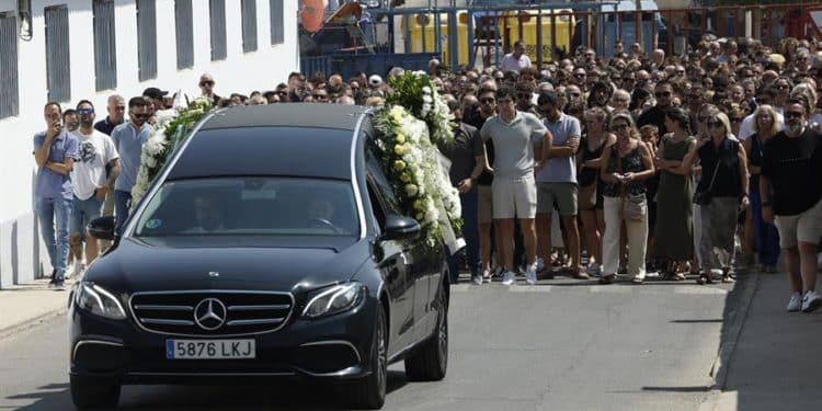 El coche fúnebre traslada el féretro con los restos mortales del pequeño Mateo, el niño de 11 años que fue asesinado el pasado domingo mientras jugaba al fútbol con unos amigos, al cementerio de la localidad. EFE/ Chema Moya