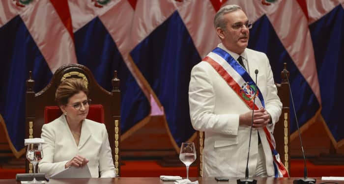 AME925. SANTO DOMINGO (REPÚBLICA DOMINICANA), 16/08/2024.- El presidente de República Dominicana, Luis Abinader (d), pronuncia un discurso junto a la vicepresidenta Raquel Peña este viernes, en el Teatro Nacional en Santo Domingo (República Dominicana). Abinader exigió la publicación de todas las actas de las elecciones presidenciales del 28 de julio en Venezuela, en las que el Consejo Nacional Electoral (CNE) dio como ganador al mandatario Nicolás Maduro, unos resultados rechazados por la oposición mayoritaria y cuestionados por diferentes países. EFE/ Orlando Barría