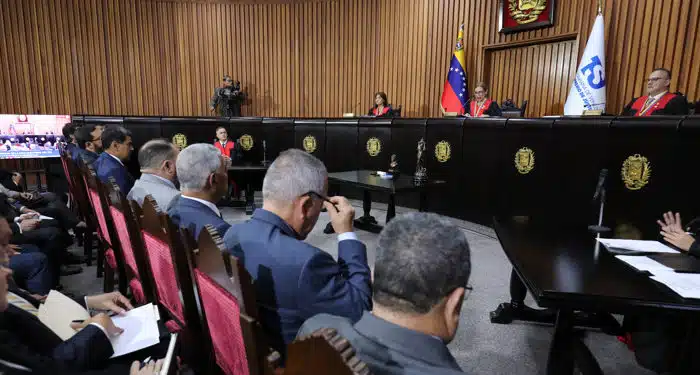 AME7514. CARACAS (VENEZUELA), 02/08/2024.- El presidente de Venezuela, Nicolás Maduro (c-centrado), durante un acto en el Tribunal Supremo de Justicia (TSJ) este viernes, en Caracas (Venezuela). El Tribunal Supremo de Justicia (TSJ) de Venezuela instó a "todos los sujetos intervinientes" a acatar la sentencia que emanará, en un lapso aún sin estimar, sobre la revisión que hará del resultado electoral del domingo pasado, cuando Nicolás Maduro fue proclamado presidente reelecto, lo que ha sido cuestionado dentro y fuera del país. EFE/ Ronald Peña R