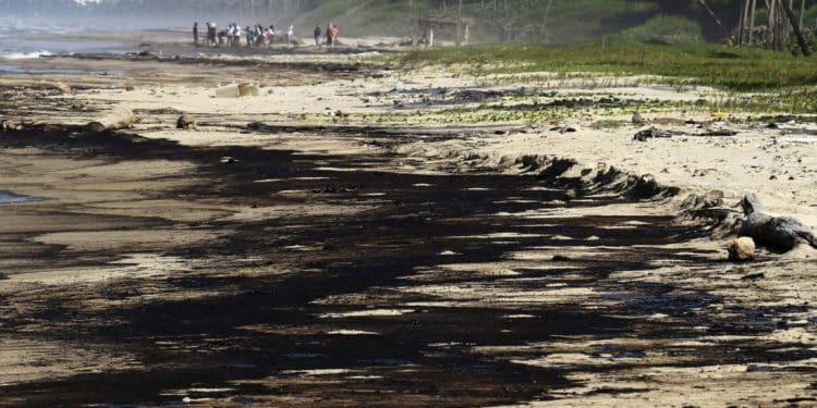 Derrame de petróleo afecta las playas de Morrocoy