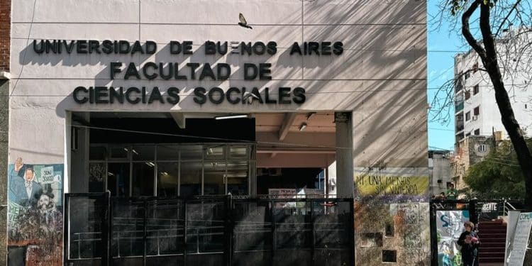 Una huelga de 72 horas convocada por el personal de la universidad pública (profesores y no docentes) comenzó este lunes en Argentina tras el fracaso de las negociaciones salariales en su sector, lo que frenó el reinicio de las clases tras el receso del invierno austral.