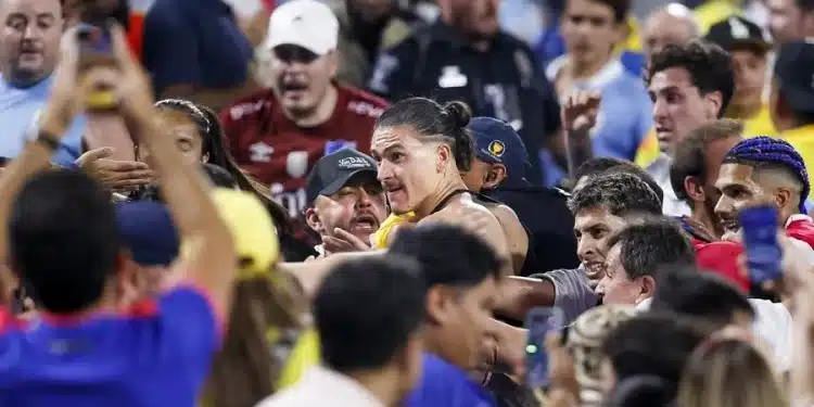 Darwin Núñez (C) de Uruguay se pelea con sus fans después de que Uruguay en la Copa América 2024. . EFE