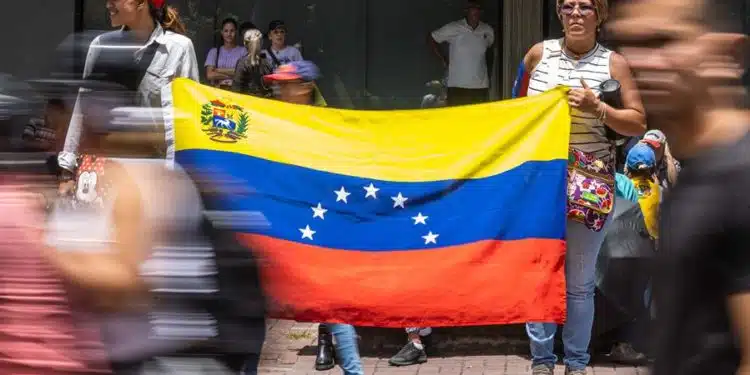 Dos mujeres sostienen una bandera de Venezuela durante la concentración convocada por la líder opositora María Corina Machado este sábado, en Caracas (Venezuela). Alrededor de un centenar de ciudadanos venezolanos se concentraron este sábado frente a la embajada de su país en Santo Domingo para manifestar su apoyo al candidato opositor Edmundo González Urrutia, al que dan por ganador de las elecciones presidenciales del pasado 28 de julio.Coincidiendo con las movilizaciones convocadas en Venezuela para protestar por los resultados de las presidenciales brindados por el Consejo Nacional Electoral (CNE), según el cual fue reelegido el presidente Nicolás Maduro, venezolanos afincados en República Dominicana se apostaron frente a la sede diplomática portando banderas y carteles, y entonando consignas en apoyo al opositor. EFE/ Henry Chirinos