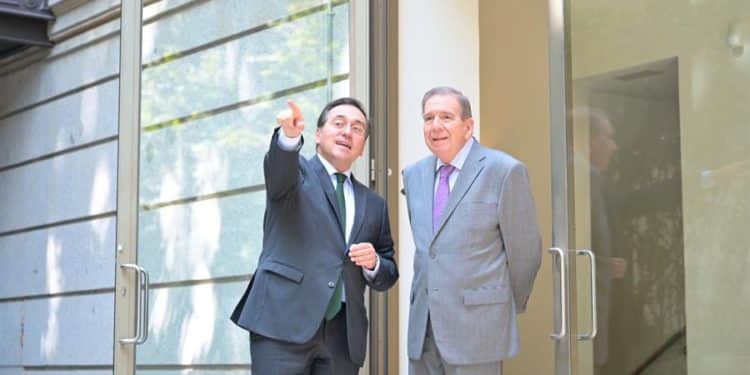 Fotograma que muestra al ministro español de Asuntos Exteriores, José Manuel Albares (i), y al líder opositor venezolano Edmundo González Urrutia, este martes, en Madrid. Albares recibió este martes en Madrid al líder opositor venezolano Edmundo González Urrutia, con el que intercambió "visiones sobre el momento actual y la democracia, la libertad y el diálogo en Venezuela". La reunión de Albares con González Urrutia, de la que el ministro español informó a través de las redes sociales, se produjo justo después de mantener un encuentro con el principal líder de la oposición en España, el conservador Alberto Núñez Feijóo, del Partido Popular (PP), quien se refirió a él como "presidente electo de Venezuela". EFE/ Ministerio De Exteriores