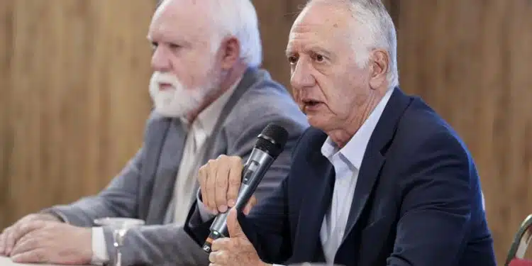 El ministro de Salud y Protección Social de Colombia, Guillermo Alfonso Jaramillo (d), habla este lunes durante una rueda de prensa junto al director de la Administradora de los Recursos del Sistema General de Seguridad Social en Salud (ADRES), Félix León Martínez, en Bogotá (Colombia). El Gobierno colombiano destinará 326.926 millones de pesos (unos 78,4 millones de dólares o 70,3 millones de euros) a hospitales públicos y clínicas privadas para apoyarles en la atención médica a migrantes, anunció este lunes el ministro de Salud, Guillermo Alfonso Jaramillo. EFE/ Carlos Ortega