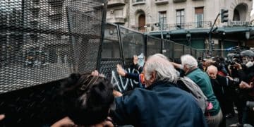 Diputados mantienen el veto de Milei a reforma jubilatoria entre protestas en el Congreso (+fotos)