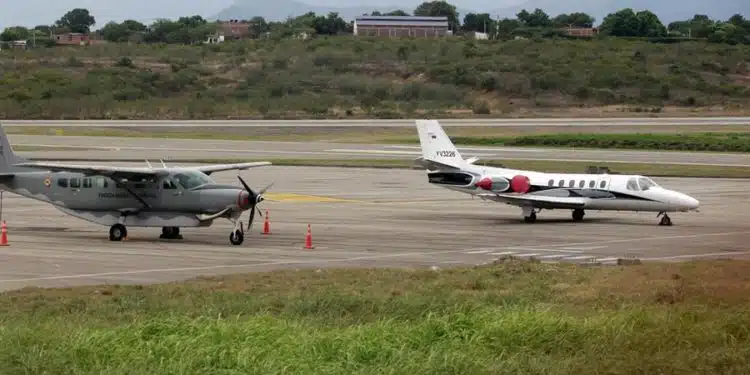 Fotografía que muestra un avión oficial venezolano (d), este viernes en el aeropuerto de la ciudad fronteriza colombiana de Cúcuta (Colombia). "La información que tenemos sobre el aterrizaje del avión venezolano en Cúcuta es que se trata de una emergencia. Esperamos reporte de la Aeronáutica Civil, que es la autoridad competente para el caso", manifestó en su cuenta de X el presidente colombiano, Gustavo Petro. EFE/Mario Caicedo