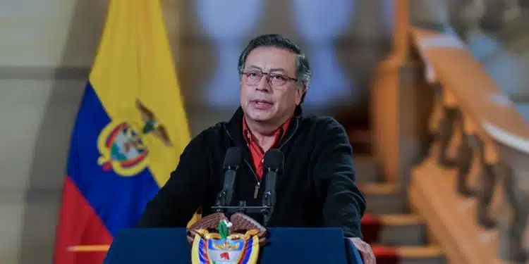 Fotografía cedida por la presidencia de Colombia que muestra al mandatario colombiano, Gustavo Petro, mientras habla durante una alocución televisada este miércoles en Bogotá (Colombia). El presidente de Colombia, Gustavo Petro, reveló este miércoles que la agencia de inteligencia policial compró el software Pegasus, usado por varios Gobiernos para espionaje político, a una empresa israelí en junio de 2021, cuando el país vivía semanas de protestas sociales. EFE/ Presidencia de Colombia